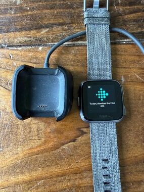 Fitbit Versa Gray Fabric Strap Smartwatch - Gray Heart Rate